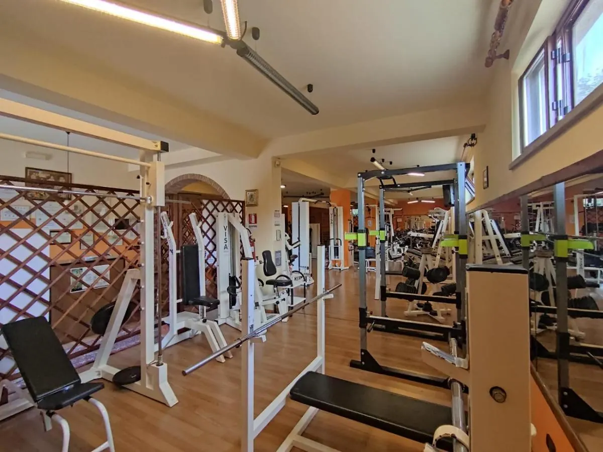 Chalet indipendente con parcheggio privato servizio piscina estiva e palestra invernale Naso 0*,  Italia