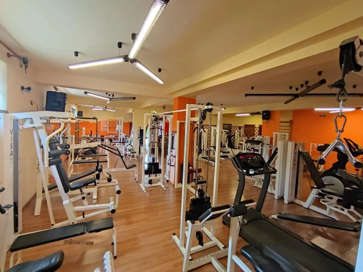 Chalet indipendente con parcheggio privato servizio piscina estiva e palestra invernale Naso Italia
